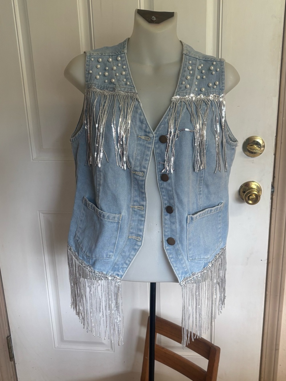 Ladyful (Amazon) Med Denim Fringe Western Cowgirl Pearl Cropped Jean Vest. EUC